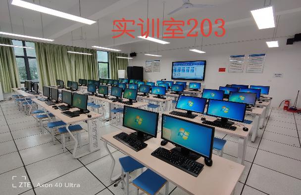 服饰学部机房高职新生补录增设账户并给机房每台电脑联网,室内大屏